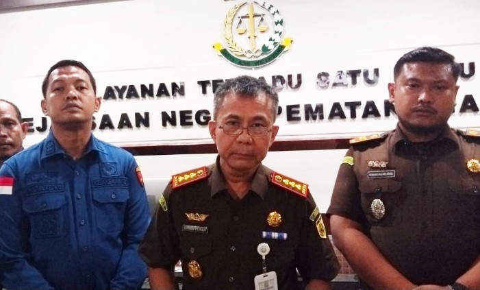 Kajari Pematangsiantar Erwin Purba (tengah). (foto: sinata/hendri)