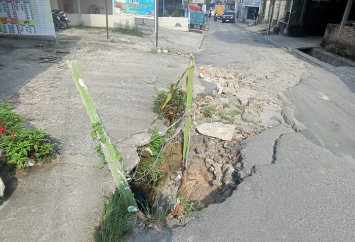 Jalan rusak parah