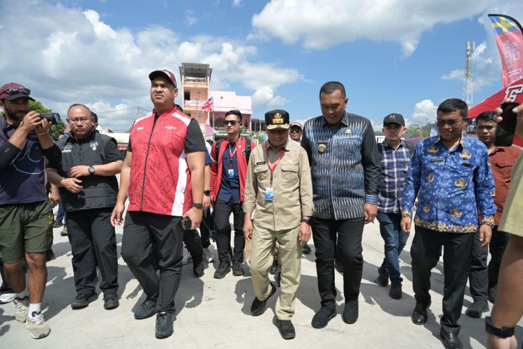 Ribuan masyarakat memadati kawasan Pelabuhan Sisingamangaraja, Balige, Toba, untuk menyaksikan sesi kualifikasi F1 Powerboat 2025.