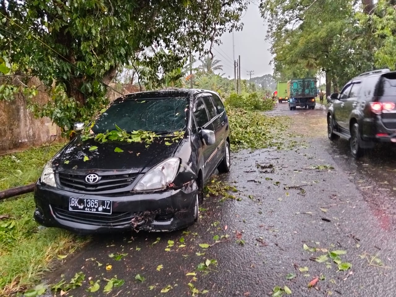Mobil Innova hitam ringsek pada bagian depan. (foto: sinata/sawal)