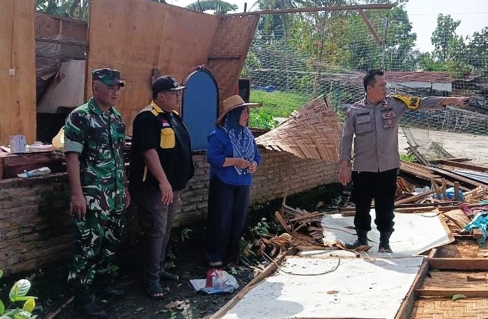 Puting beliung meluluhlantakkan rumah di Simalungun