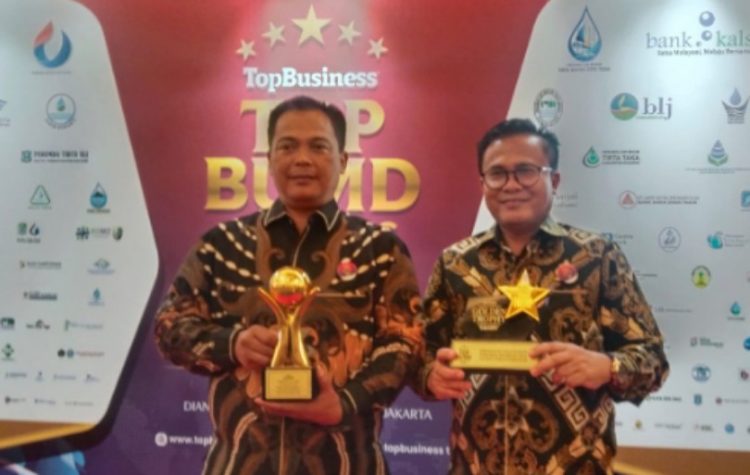 Bersama Direktur Utama Perumda Tirta Uli Arianto, Muliadi menerima penghargaan TOP BUMD