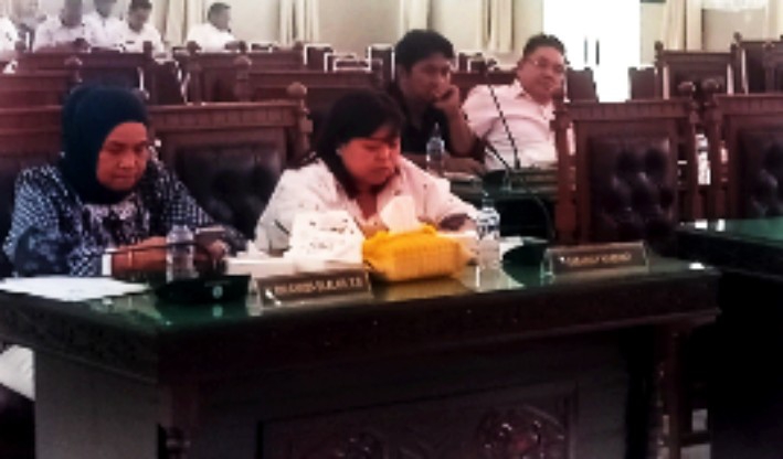 Anggota DPRD Pematangsiantar Rini Silalahi (kiri) saat mengikuti sidang paripurna