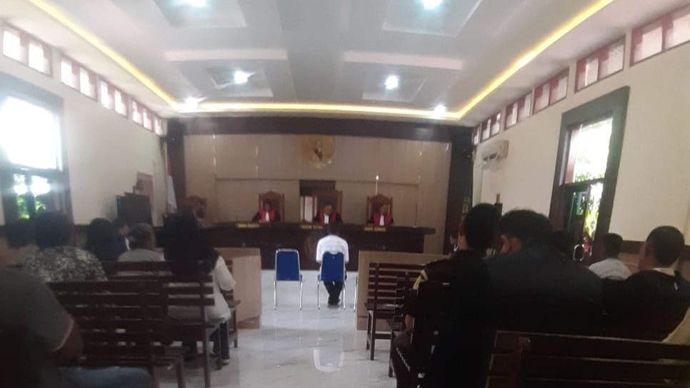 Terdakwa menjalani sidang di PN Simalungun. (Foto: sinata/ bismar)