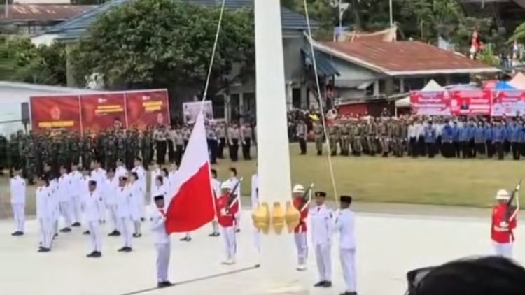 Tangkapan layar video yang viral menunjukkan bendera terpasang terbalik. (foto: ist)