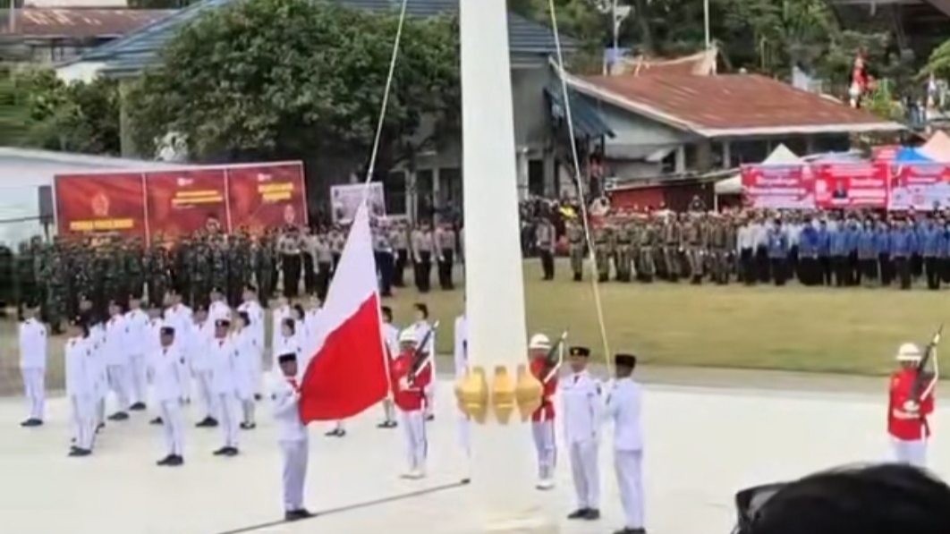 Tangkapan layar video yang viral menunjukkan bendera terpasang terbalik. (foto: ist)