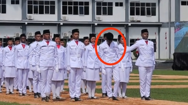 Momen seorang Paskibarakan kelelahan saat jalannya upacara pengibaran Merah Putih. (foto: ist)