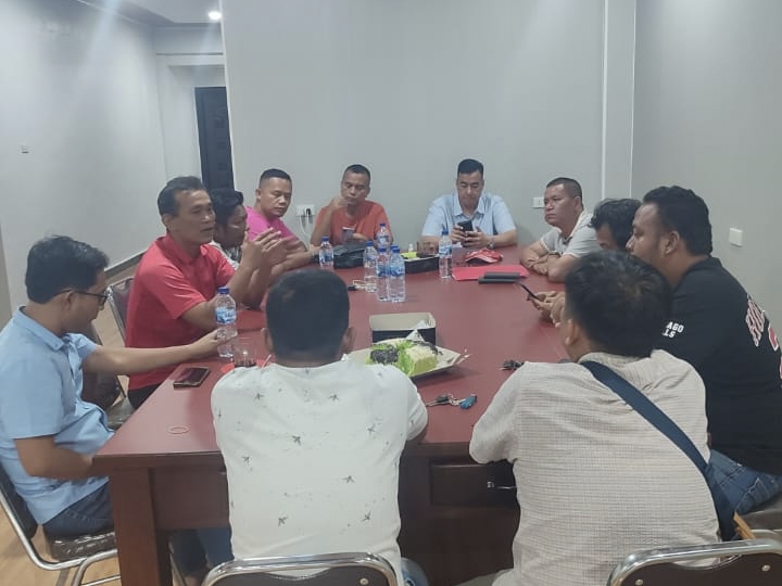 Jajaran Sinata.id memasuki kantor baru. (foto; ist)
