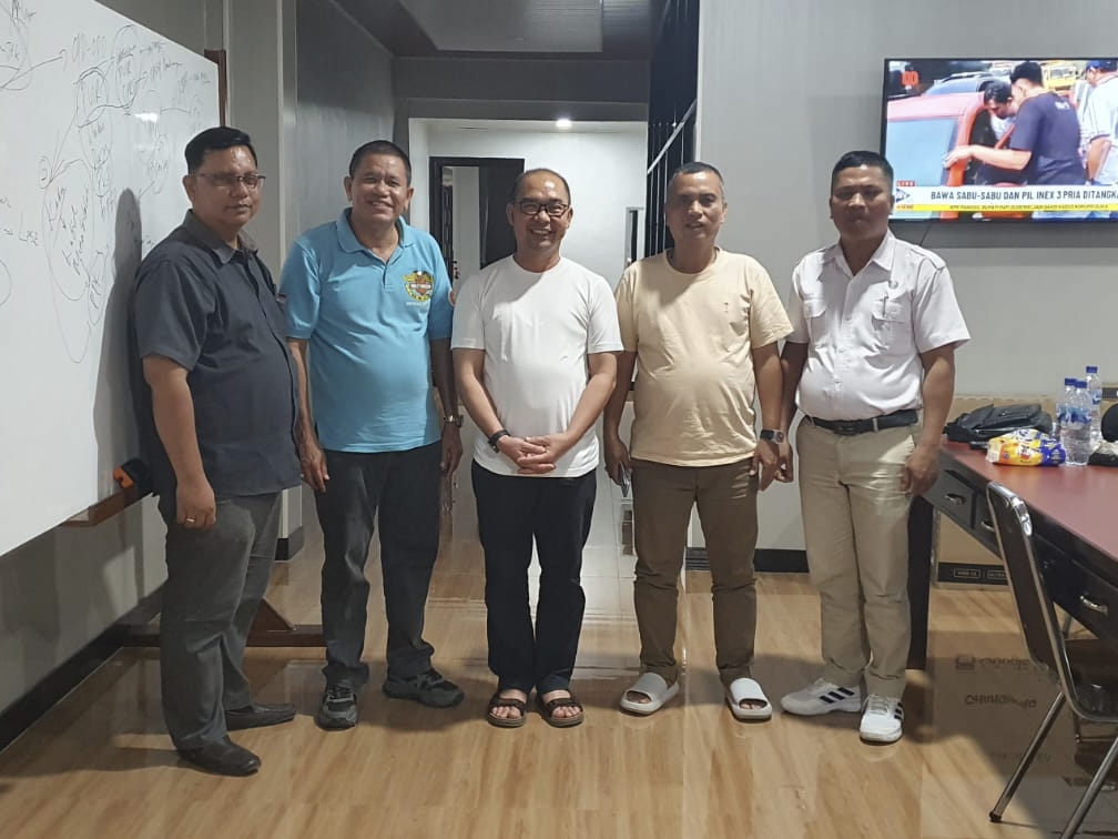 RP. Eduard Daeli OSC, Pastor Kepala Paroki St. Joseph Tebing Tinggi, foto bersama Pimpinan Umum dan Kuasa Hukum Sinata.id.