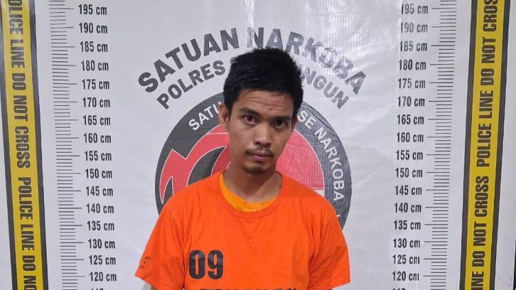 Tersangka diamankan polisi. (ist)