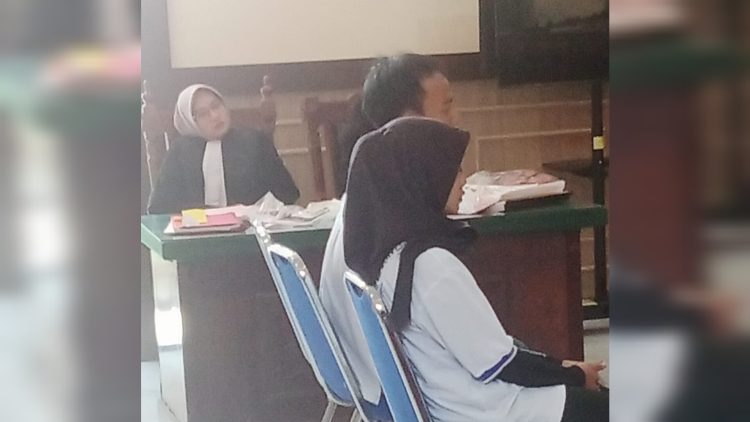 Hakim menjatuhkan vonis terhadap sejoli yang terbukti dagang sabu. (Foto: sinata/Bismar)