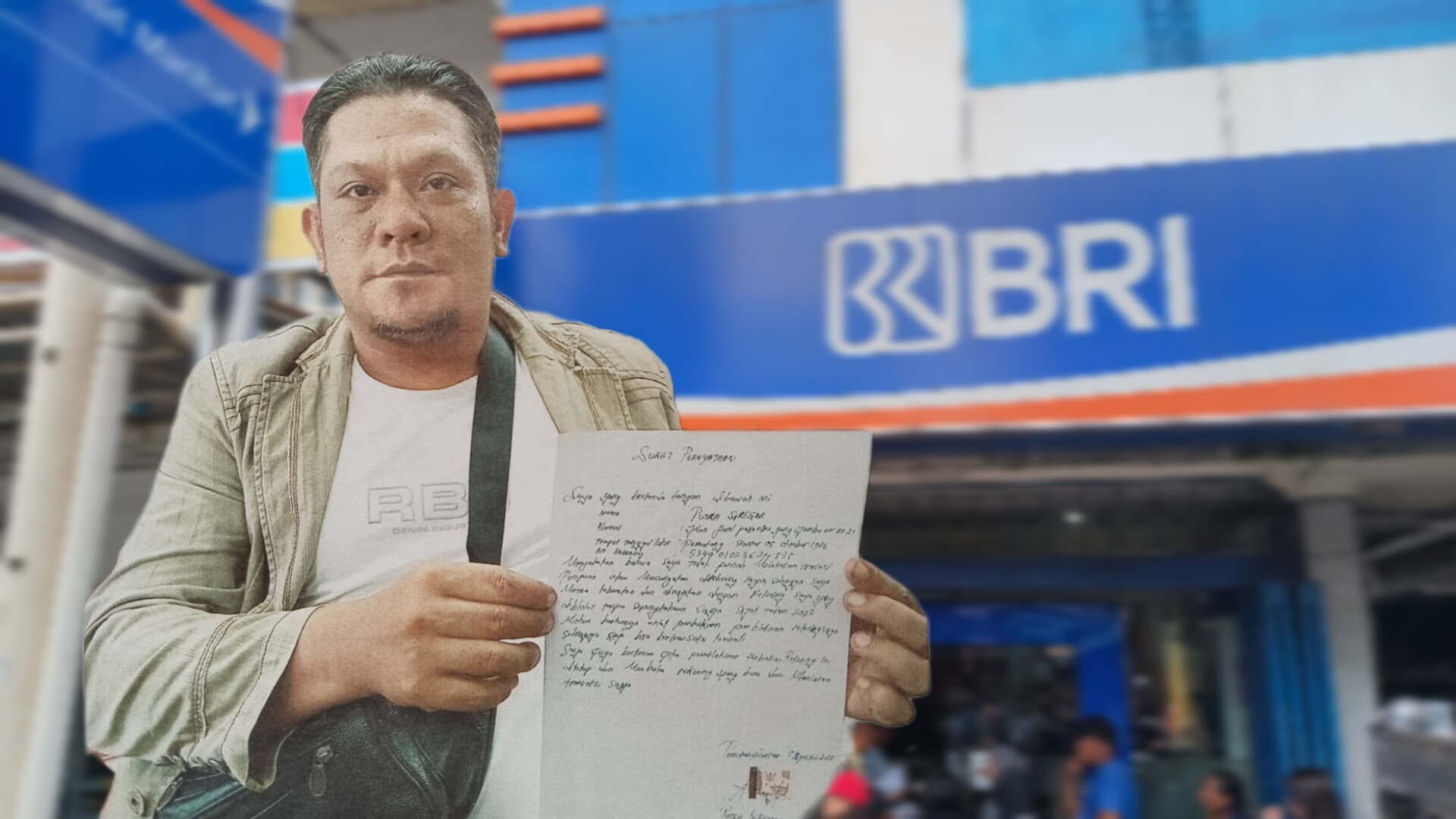 Putra Siregar dengan latar Kantor Bank BRI.(foto: sinata/hendri)