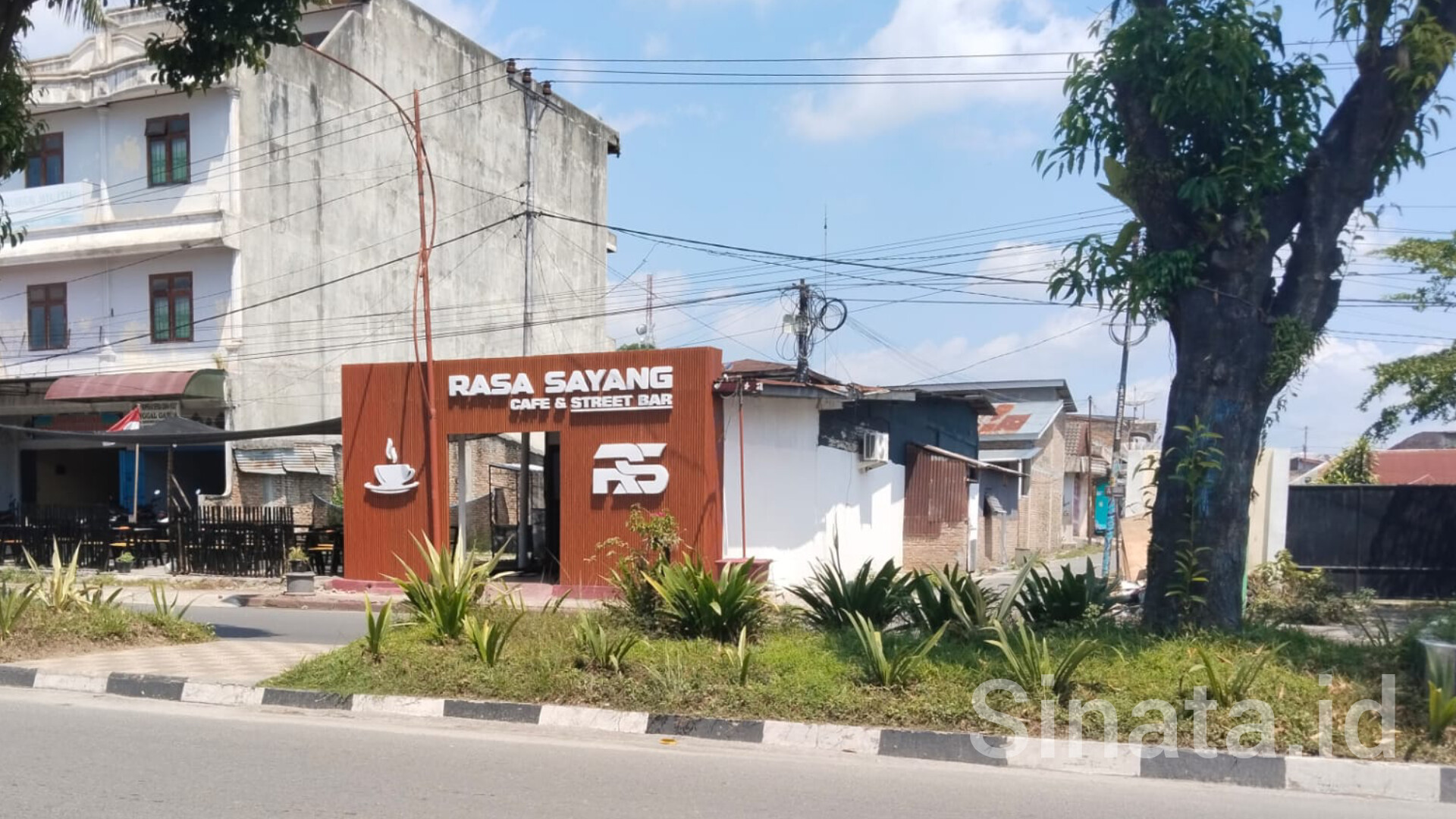 Cafe di Jalan Ahmad Yani diprotes warga karena melahirkan kebisingan. (foto: sinata/hendri)