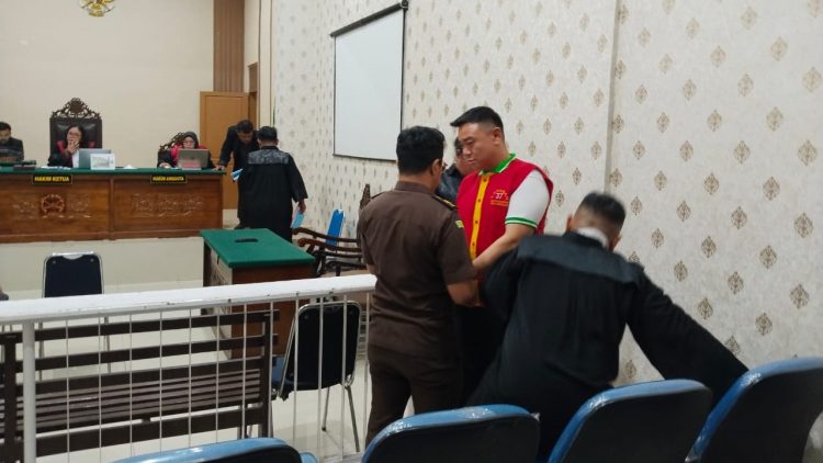 Terdakwa Joe Frisco Johan alias Joe bergegas meninggalkan ruang sidang. (foto: sinata/hendri)