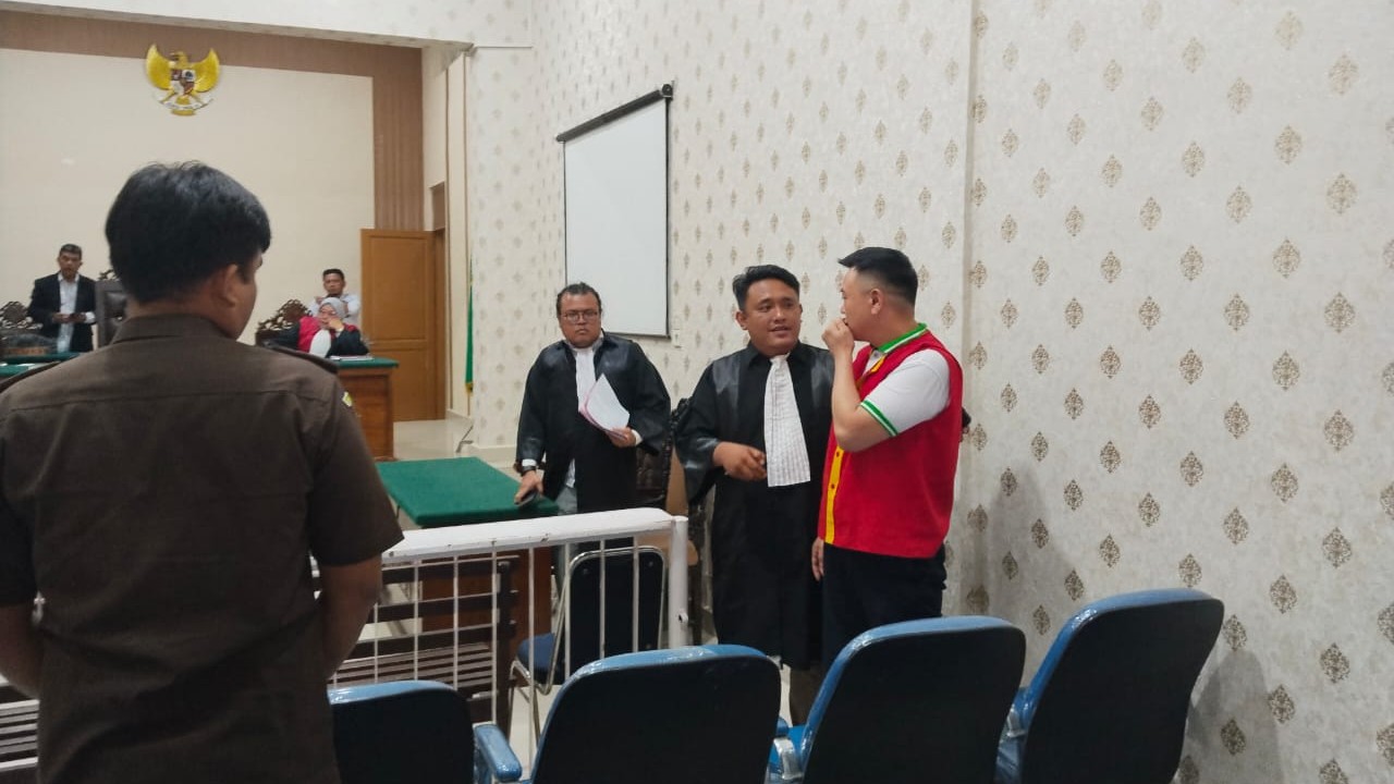 Joe Frisco Johan pakai rompi tahanan. (foto: sinata/hendrik)