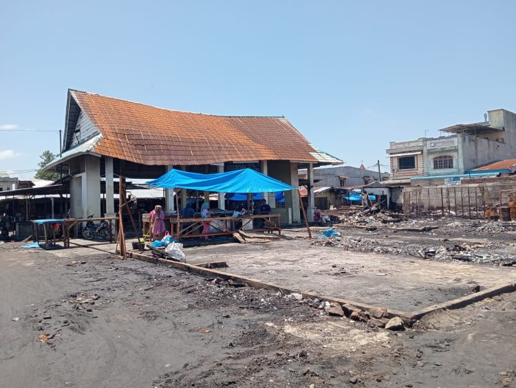 Pedagang dirikan tenda darurat untuk bisa berjualan. (foto: sinata/sawal)