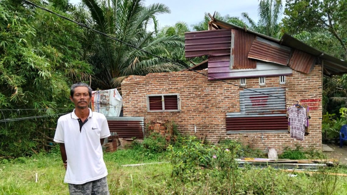 Suwardi kobran puting beliung. (foto: sinata/sawal)