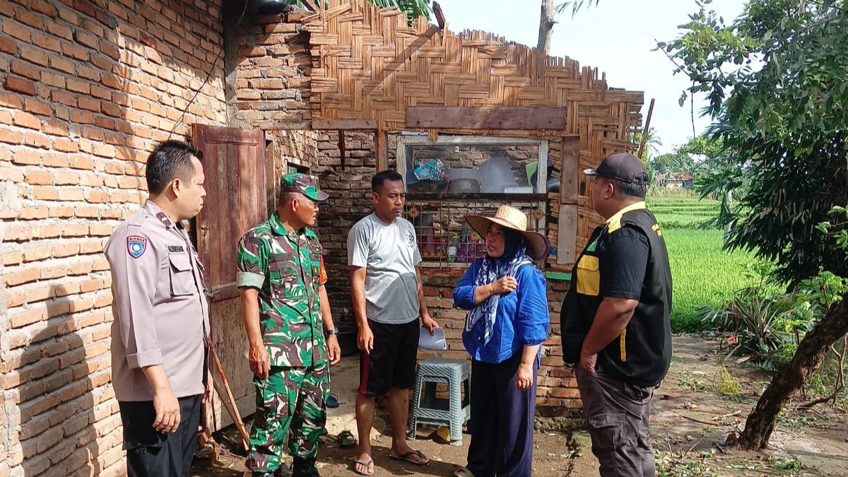 Warga korban puting beliung. (foto: sinata/sawal)