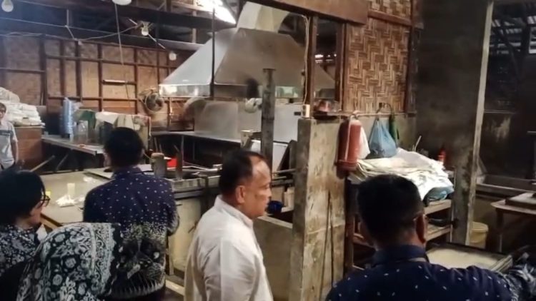 Pengungkapan pabrik mie berformalin di Siantar oleh BBPOM. (foto: sinata)