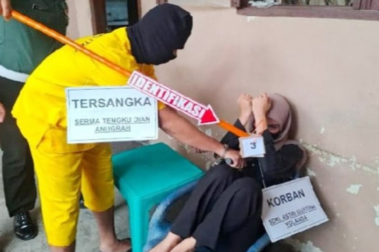 Oknum TNI Bunuh Istri di Deli Serdang Acungkan Jari Tengah Saat Rekonstruksi