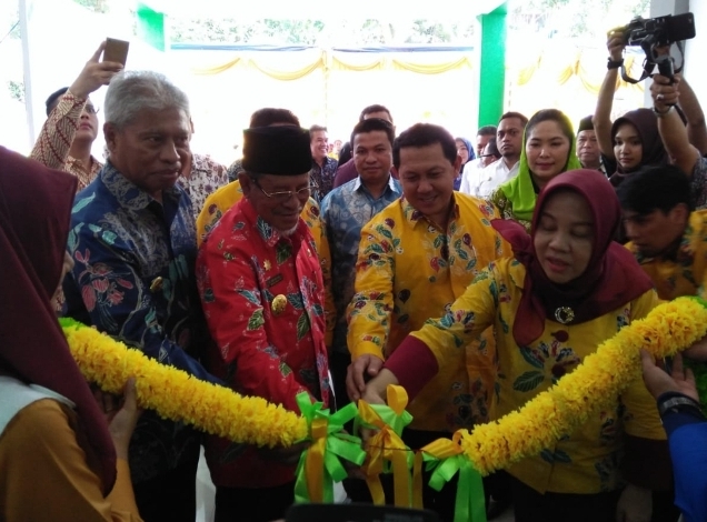 Bersama Gubernur, Walikota Ternate dan Dekan Fakultas Kedokteran Resmi Gedung Fakultas Kedokteran