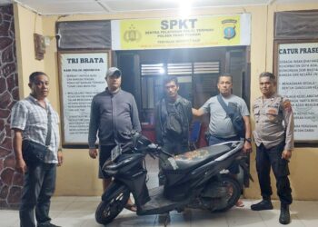 Pelaku curanmor, Arwan Saputra Saragih beserta barang bukti di Polseķ Panei Tongah