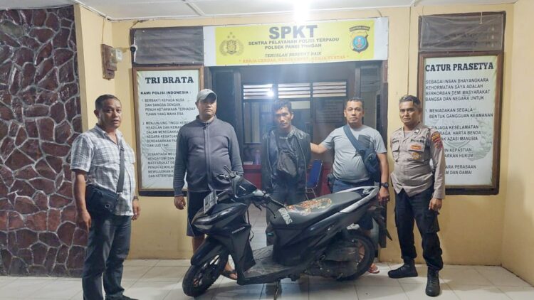 Pelaku curanmor, Arwan Saputra Saragih beserta barang bukti di Polseķ Panei Tongah