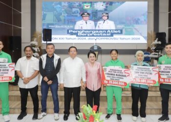 Wali Kota Pematangsiantar Wesly Silalahi SH MKn didampingi Ketua TP PKK Ny Liswati Wesly Silalahi Serahkan Bonus kepada Atlet Asal Pematangsiantar Raih Prestasi di PON XXI Aceh-Sumut 2024