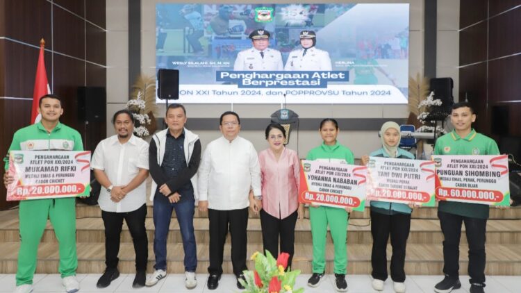 Wali Kota Pematangsiantar Wesly Silalahi SH MKn didampingi Ketua TP PKK Ny Liswati Wesly Silalahi Serahkan Bonus kepada Atlet Asal Pematangsiantar Raih Prestasi di PON XXI Aceh-Sumut 2024