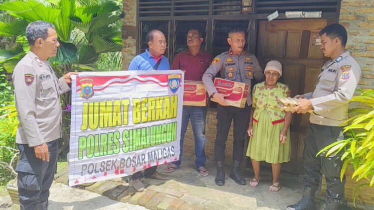 Kapolsek Bosar Maligas IPTU Sonni G Silalahi, SH memberikan sembako kepada Ibu Legyem.