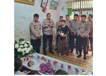 Kapolres Tanjung Balai AKBP Yon Edi Winara, SH. SIK. MH. bersama Pejabat Utama (PJU) jenajah putri salah satu personilnya Aiptu Mahudang Sianturi, S.H