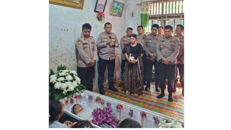 Kapolres Tanjung Balai AKBP Yon Edi Winara, SH. SIK. MH. bersama Pejabat Utama (PJU) jenajah putri salah satu personilnya Aiptu Mahudang Sianturi, S.H