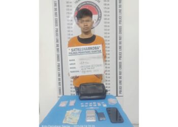 Tersangka AKP alias Acil beserta barang bukti