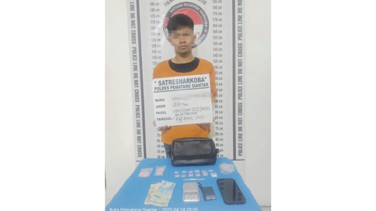 Tersangka AKP alias Acil beserta barang bukti