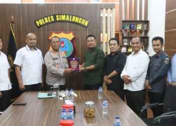 Kapolres Simalungun AKBP Marganda Aritonang, S.H., S.I.K., M.M menerima plakat dari Bawaslu Simalungun