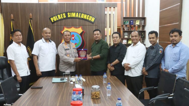 Kapolres Simalungun AKBP Marganda Aritonang, S.H., S.I.K., M.M menerima plakat dari Bawaslu Simalungun