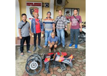 Tersangka S beserta barang bukti diapit Kanit Jatanras IPDA Ricardo Rajagukguk S.Sos dan Tim