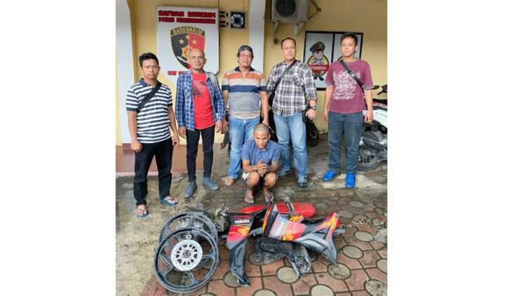 Tersangka S beserta barang bukti diapit Kanit Jatanras IPDA Ricardo Rajagukguk S.Sos dan Tim