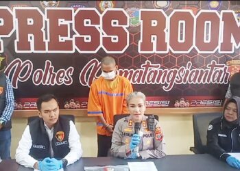 Kapolres Pematangsiantar AKBP Sah Udur T.M Sitinjak SH. SIK. MH didampingi Kasat Reskrim IPTU Sandi Riz Akbar, S.Tr.K. S.I.K. M.H dan PS. Kasi Humas IPTU Agustina Triyadewi SH saat pimpin press release dengan hadirkan tersangka S