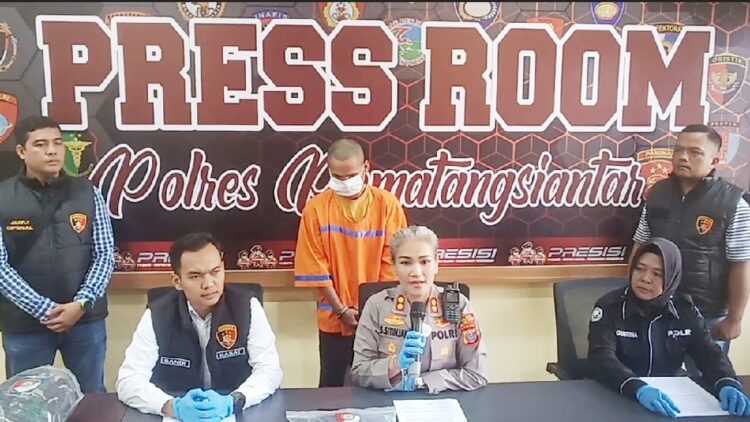 Kapolres Pematangsiantar AKBP Sah Udur T.M Sitinjak SH. SIK. MH didampingi Kasat Reskrim IPTU Sandi Riz Akbar, S.Tr.K. S.I.K. M.H dan PS. Kasi Humas IPTU Agustina Triyadewi SH saat pimpin press release dengan hadirkan tersangka S
