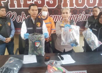 Kapolres Pematangsiantar AKBP Sah Udur T.M Sitinjak SH. SIK. MH bersama Kasat Reskrim IPTU Sandi Riz Akbar, S.Tr.K. S.I.K. M.H dan Kasi Humas IPTU Agustina Triyadewi menunjukan barang bukti