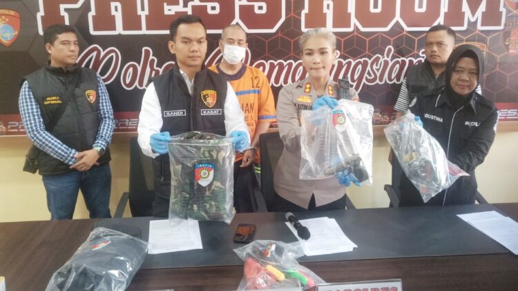Kapolres Pematangsiantar AKBP Sah Udur T.M Sitinjak SH. SIK. MH bersama Kasat Reskrim IPTU Sandi Riz Akbar, S.Tr.K. S.I.K. M.H dan Kasi Humas IPTU Agustina Triyadewi menunjukan barang bukti