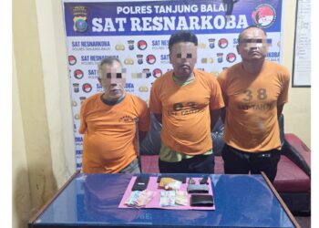 Tiga tersangka beserta barang bukti