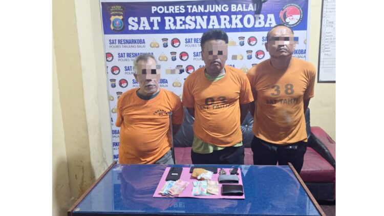 Tiga tersangka beserta barang bukti