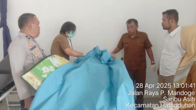 Jenajah korban Desron Tua Mora Parulian Samosir saat di Puskesmas Hatonduhan