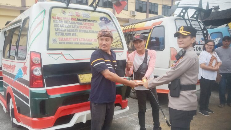 Kapolres Pematangsiantar AKBP Sah Udur TM. Sitinjak SH. SIK. MH berikan hadiah kepada Direksi Angkot SKB yang meraih juara 3