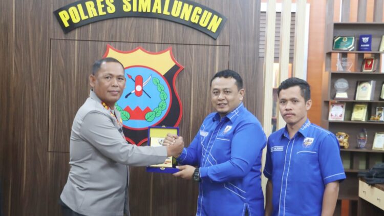 Kapolres Simalungun, AKBP Marganda Aritonang, S.H., S.I.K., M.M dan Ketua KNPI Kabupaten Simalungun Sabar Sirait 