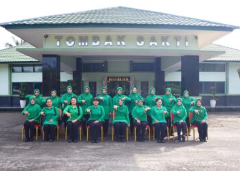 Ketua Persit Cabang XVIII Brigif 7 PD I/BB Olahraga Bersama Persit KCK Ranting 3 Yonif 122/TS