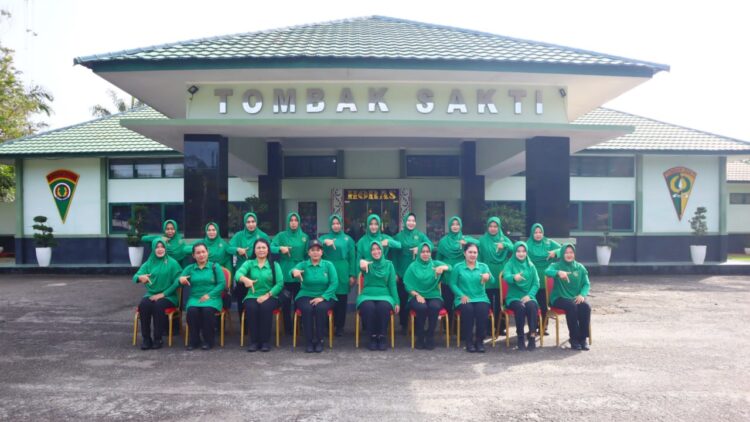 Ketua Persit Cabang XVIII Brigif 7 PD I/BB Olahraga Bersama Persit KCK Ranting 3 Yonif 122/TS