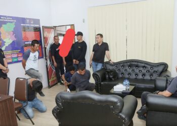 Dirresnarkoba Polda Sumut, Kombes Pol Jean Calvijn Simanjuntak, S.I.K., M.H interogasi ke empat tersangka di ruangan Kasat Resnarkoba Polres Pematangsianțar
